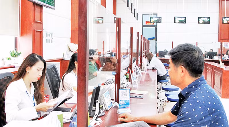 Người dân, doanh nghiệp đến giải quyết thủ tục hành chính tại Trung tâm Phục vụ hành chính công của tỉnh. (Ảnh TL) 