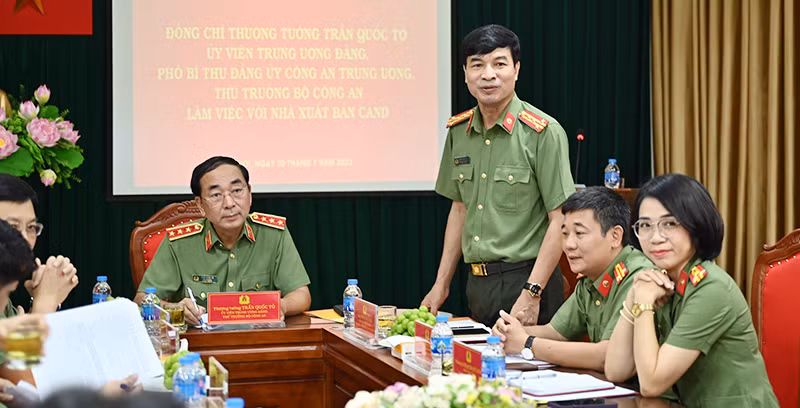 Thượng tướng Trần Quốc Tỏ, Ủy viên Trung ương Đảng, Thứ trưởng Bộ Công an, Phó Bí thư Đảng ủy Công an Trung ương kiểm tra các mặt công tác Nhà xuất bản Công an nhân dân năm 2023.