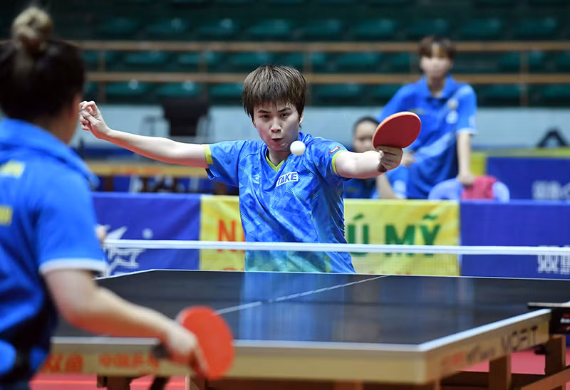 Tung cánh trên bàn bóng. Trong ảnh: Tay vợt Nguyễn Khoa Diệu Khánh góp phần mang về ngôi vô địch đồng đội nữ cho đội Thành phố Hồ Chí Minh 1. (Ảnh ANH SƠN)