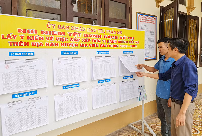 Cử tri huyện Gia Viễn (Ninh Bình) tìm hiểu, nghiên cứu quy trình sắp xếp, sáp nhập đơn vị hành chính của địa phương.