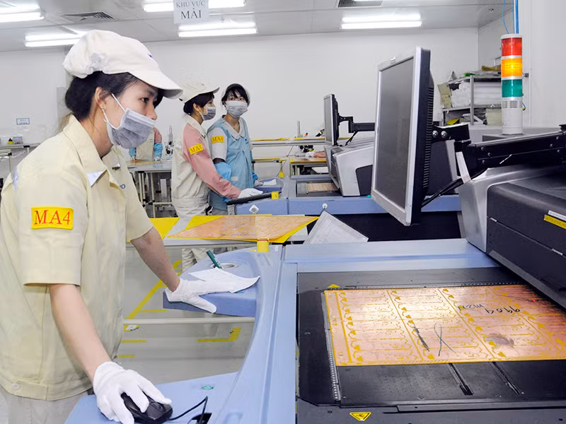 Sản xuất bảng mạch điện tử tại Công ty TNHH điện tử Meiko Việt Nam, Khu công nghiệp Thạch Thất-Quốc Oai (Hà Nội). (Ảnh TUỆ NGHI)
