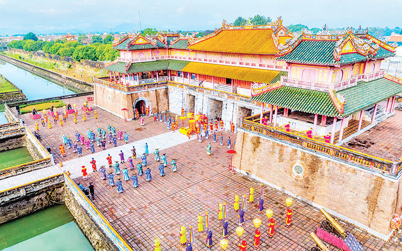 Hoạt động sân khấu hóa tái hiện lễ Ban sóc triều Nguyễn tại di tích Ngọ Môn. (Ảnh LÊ HOÀNG) 