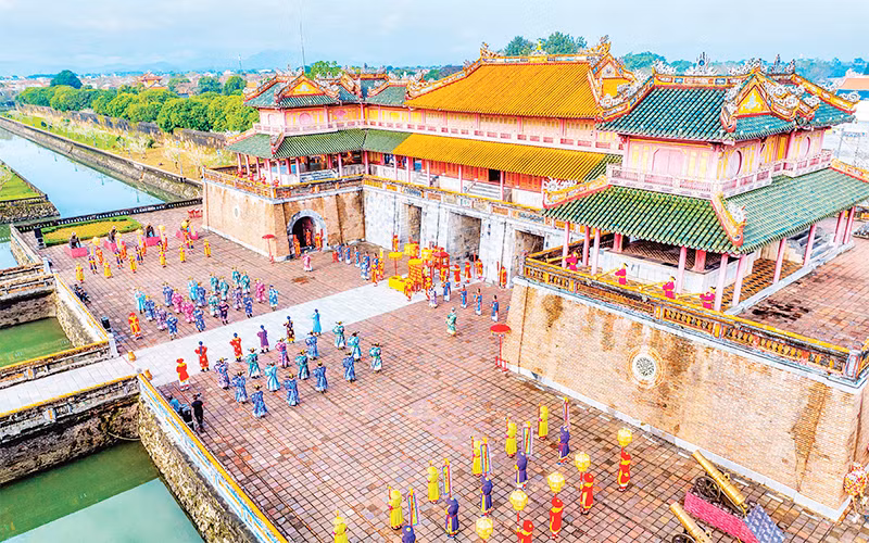 Hoạt động sân khấu hóa tái hiện lễ Ban sóc triều Nguyễn tại di tích Ngọ Môn. (Ảnh LÊ HOÀNG) 