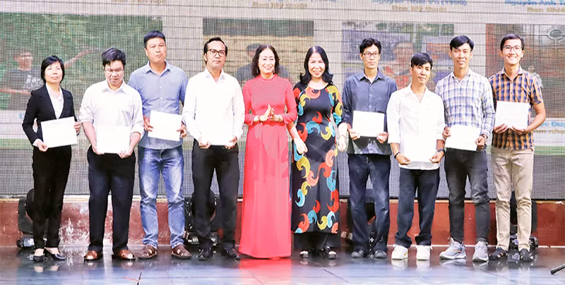 Trao thẻ kết nạp hội viên Hội Văn học Nghệ thuật Đồng Nai năm 2024.