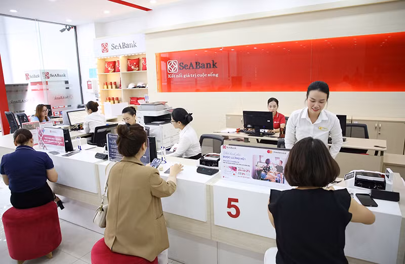 Khách hàng giao dịch tại chi nhánh ngân hàng SeABank. 