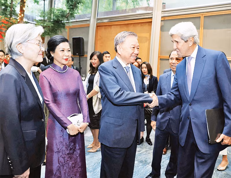 Tổng Bí thư, Chủ tịch nước Tô Lâm và Phu nhân với các đại biểu dự Lễ kỷ niệm 1 năm Đối tác chiến lược toàn diện Việt Nam - Hoa Kỳ. (Ảnh TTXVN) 