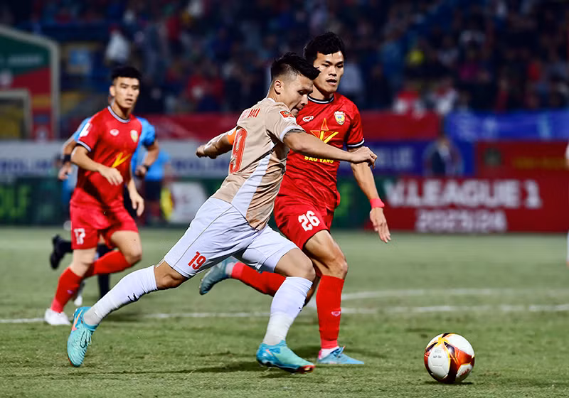 Cầu thủ Quang Hải (áo sáng) giúp đội Công an Hà Nội giành 1 điểm quý giá trên sân nhà. (Ảnh TRẦN HẢI)