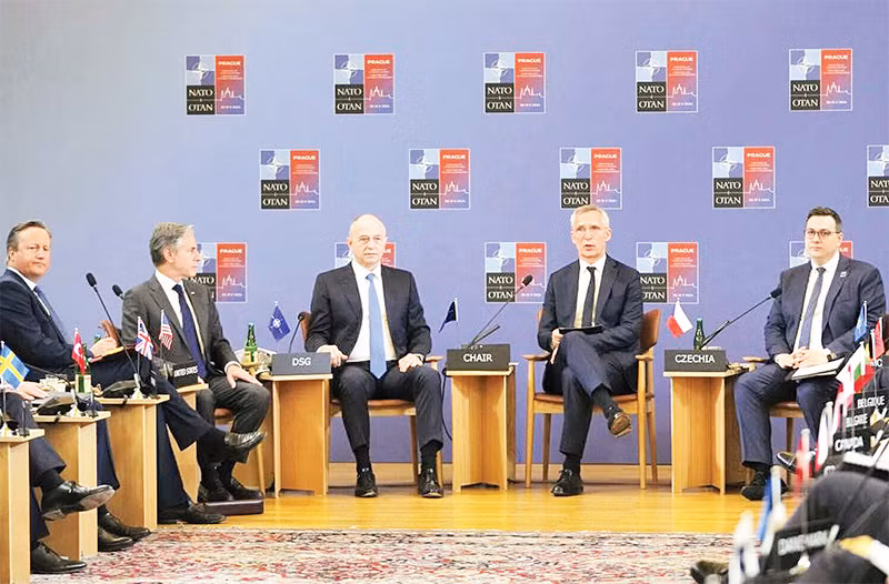 Tổng Thư ký NATO và các bộ trưởng trong cuộc họp ở Praha.