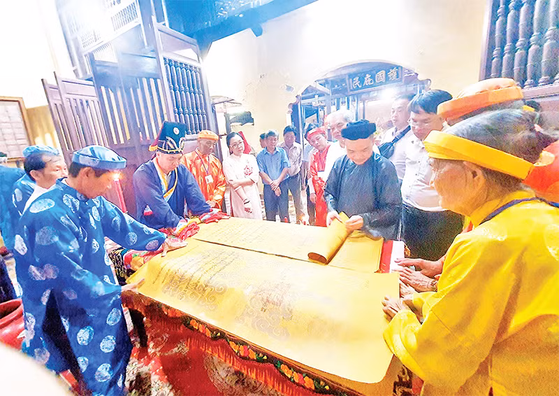 Công Thần Miếu tại Phường 5, thành phố Vĩnh Long, tỉnh Vĩnh Long hiện còn lưu giữ 85 sắc phong thần. 