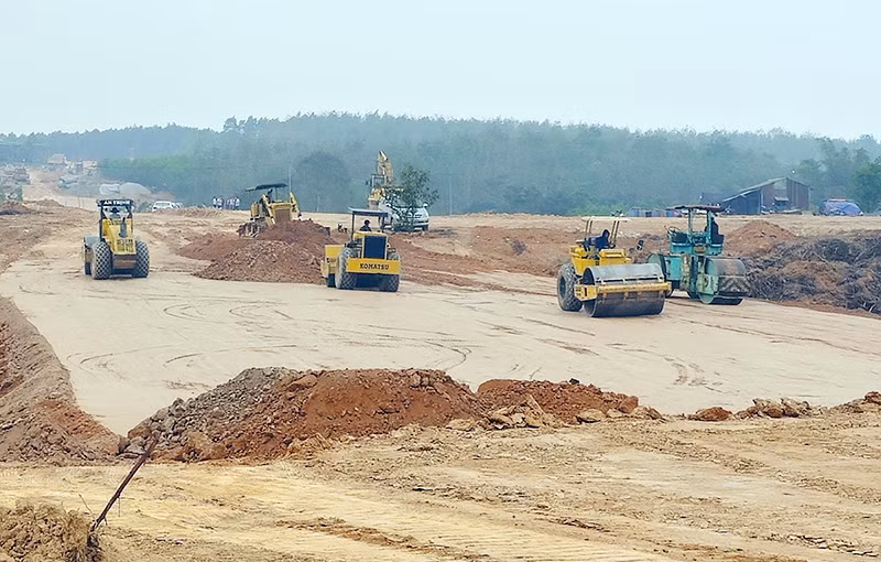 Làm đường vào khu tái định cư xã Linh Trường, huyện Gio Linh.