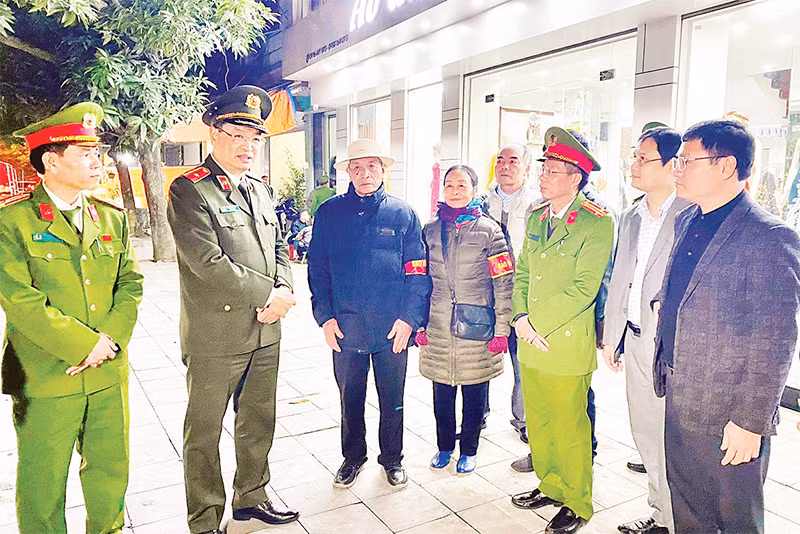 Lãnh đạo Công an tỉnh Thanh Hóa trao đổi với lực lượng tại chỗ nắm tình hình công tác bảo đảm an ninh trật tự từ cơ sở.