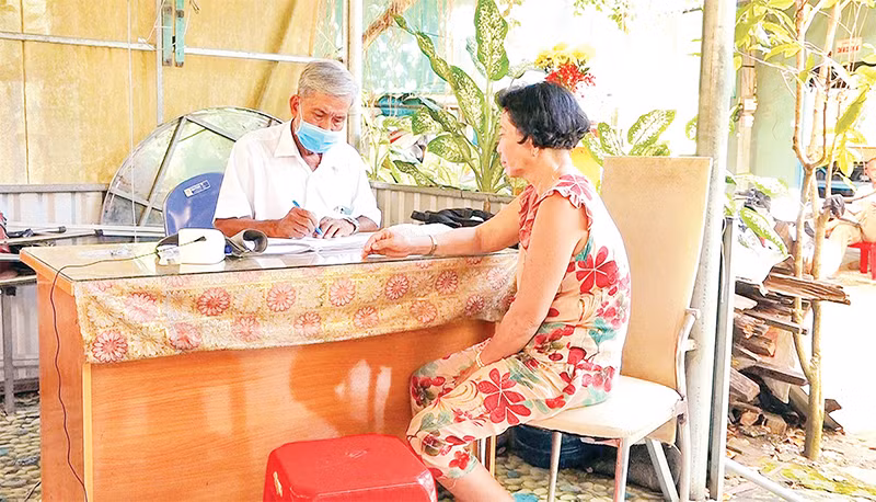 Bắt mạch chẩn đoán bệnh cho bệnh nhân.