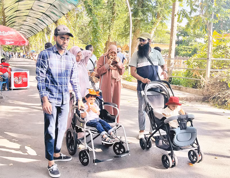 Khách du lịch nước ngoài tham quan Thảo Cầm Viên Sài Gòn.