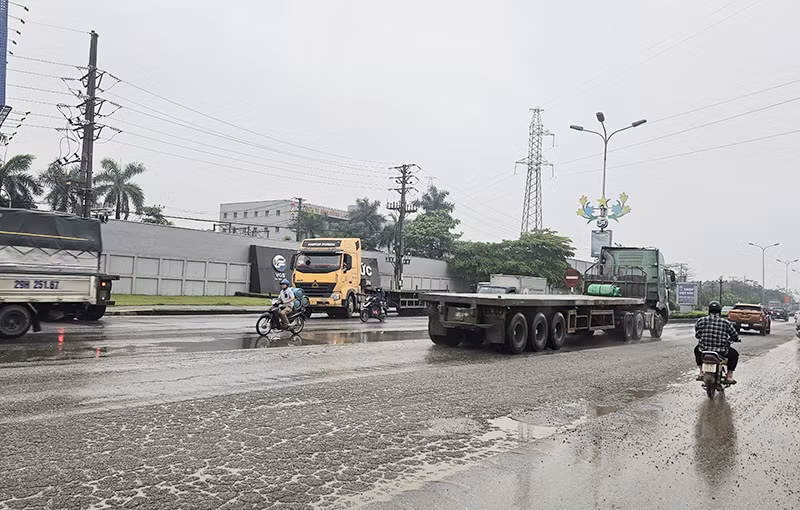 Quốc lộ 2 qua Nhà máy Thép Việt Đức (huyện Bình Xuyên) xuống cấp ảnh hưởng đến an toàn giao thông.