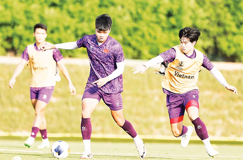 U23 Việt Nam tập luyện chuẩn bị cho trận đấu với U23 Uzbekistan. (Ảnh VFF)