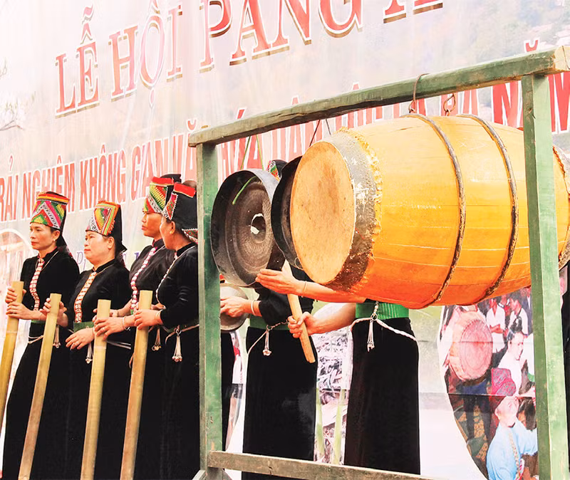 Trống và chiêng là những dụng cụ không thể thiếu tại phần lễ.