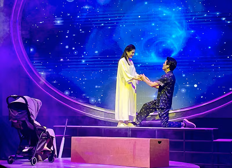 Cảnh trong vở "Cánh cửa khép hờ".