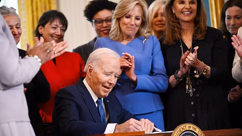 Tổng thống Mỹ Joe Biden ký sắc lệnh thúc đẩy nghiên cứu về sức khỏe phụ nữ. (Ảnh GETTY IMAGES)