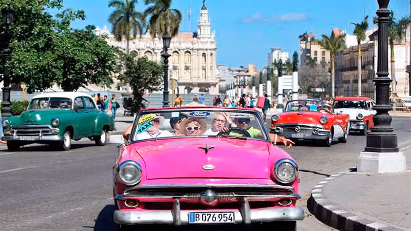 Khách du lịch tại thủ đô La Habana, Cuba. (Ảnh CARIBBEAN NEWS DIGITAL)