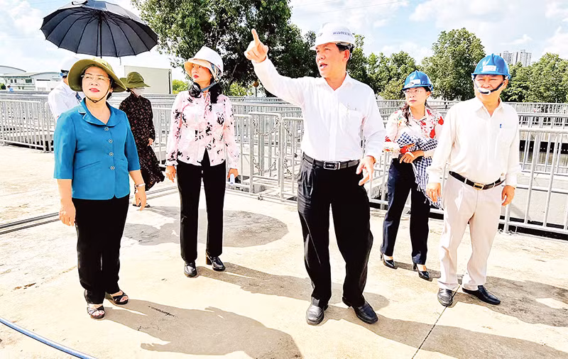 Lãnh đạo Mặt trận Tổ quốc thành phố thực hiện hoạt động giám sát đối với các dự án hạ tầng trên địa bàn.