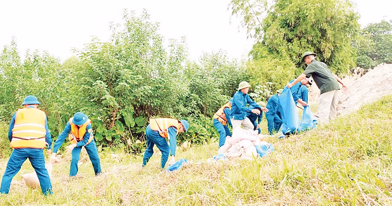 Diễn tập ứng phó thiên tai tại huyện Gia Lâm. (Ảnh TRỌNG TÙNG)