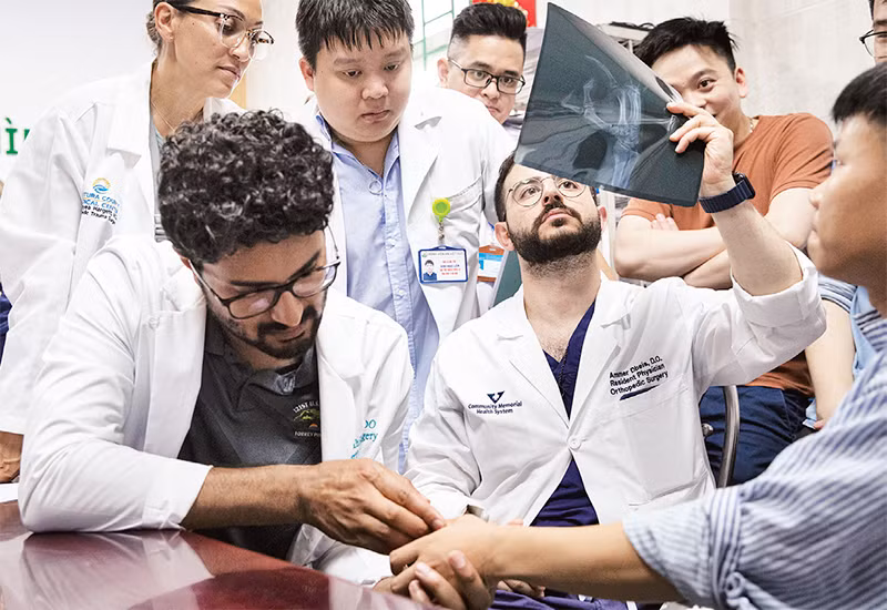 Các bác sĩ, chuyên gia hội chẩn cho ca bệnh mắc dị tật ở tay.