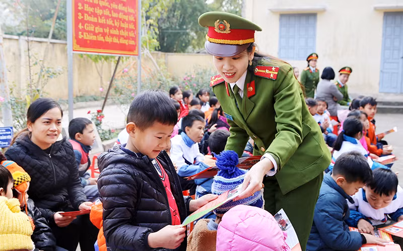 Cán bộ Phòng Cảnh sát quản lý hành chính về trật tự xã hội Công an tỉnh Lạng Sơn tuyên truyền pháp luật về pháo nổ cho học sinh.