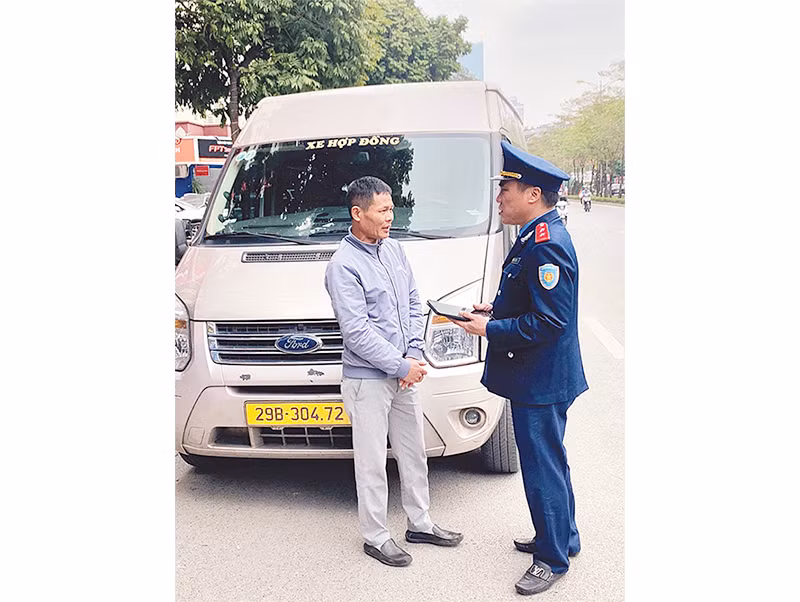 Thanh tra giao thông quận Nam Từ Liêm kiểm tra, xử lý xe hợp đồng vi phạm trên địa bàn.
