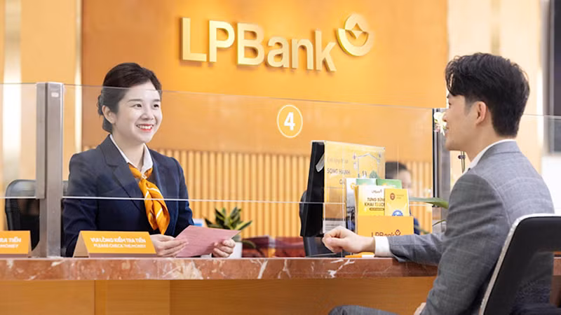 Khách hàng giao dịch tại LPBank. (Ảnh PHONG ANH)