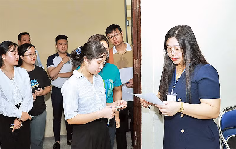 Cán bộ tham gia kỳ thi tuyển dụng công chức, viên chức khối cơ quan Đảng, Mặt trận Tổ quốc và các tổ chức chính trị-xã hội thành phố Hà Nội năm 2023. (Ảnh: QUANG THÁI) 