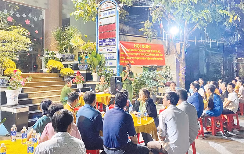 Công an phường Bình Hưng Hòa A, quận Bình Tân tuyên truyền, phổ biến pháp luật cho Tổ công nhân tự quản tại khu nhà trọ Kim Hằng.