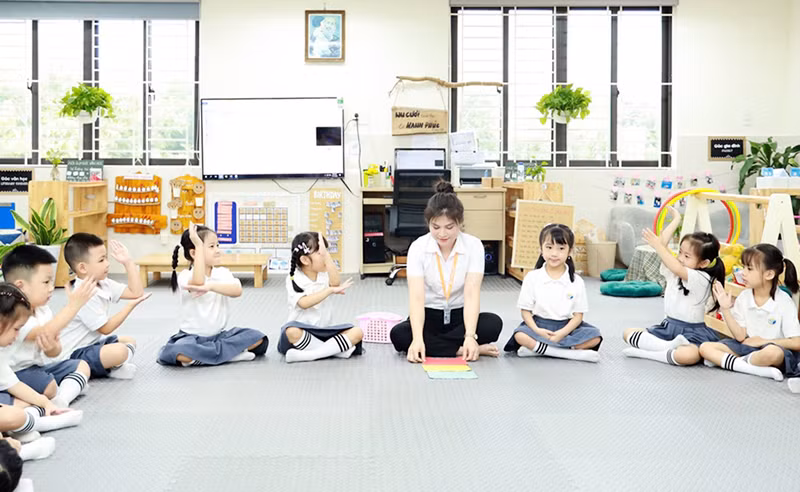 Giờ hoạt động của trẻ ở Trường mầm non Cổ Loa, huyện Đông Anh, thành phố Hà Nội. (Ảnh PHƯƠNG ANH)