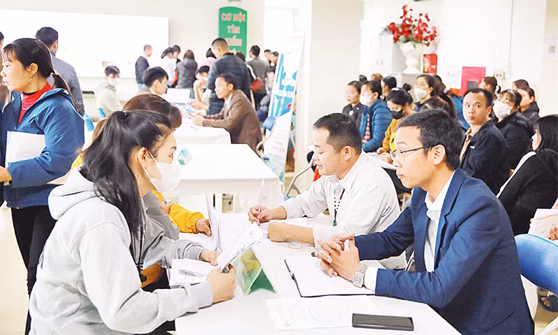 Doanh nghiệp phỏng vấn lao động tại phiên giao dịch việc làm được tổ chức tại Trung tâm Dịch vụ việc làm tỉnh Bắc Giang. (Ảnh TƯỜNG VI)