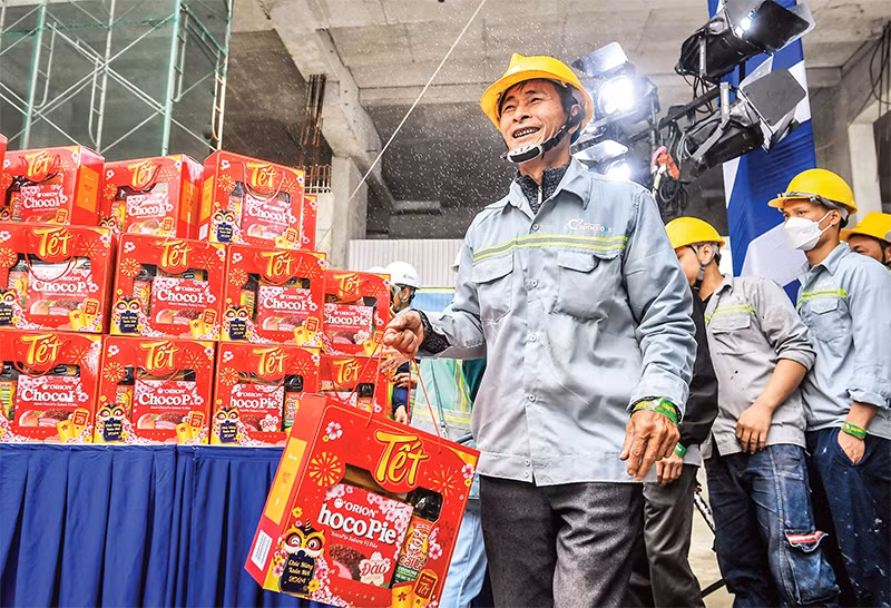 Nhận được những món quà ý nghĩa trong chương trình Xây Tết 2024 do Báo Nhân Dân phối hợp Tập đoàn Coteccons tổ chức, công nhân công trường Ecopark đều vui mừng và phấn khởi. (Ảnh: THÀNH ĐẠT) 