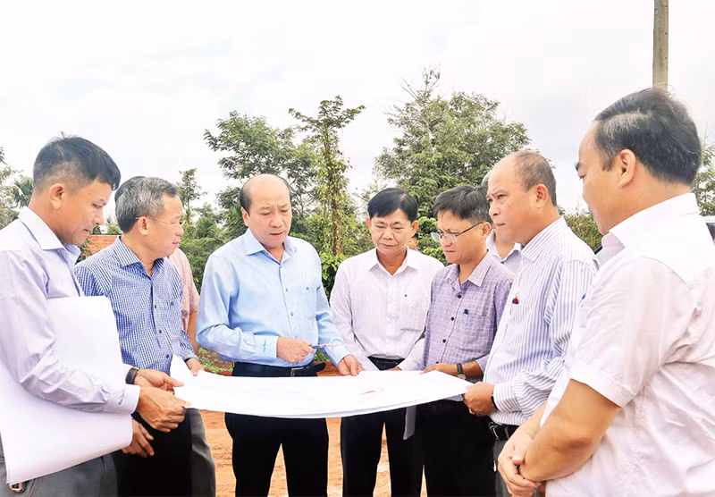 Chủ tịch Ủy ban nhân dân tỉnh Đắk Lắk Phạm Ngọc Nghị (thứ 3, từ trái sang), kiểm tra tiến độ thi công Dự án đường cao tốc Khánh Hòa-Buôn Ma Thuột. (Ảnh HOÀNG TUYẾT)