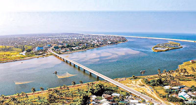 Cầu mới nối đôi bờ Hoài Hương-Hoài Hải-Hoài Mỹ nơi hạ nguồn sông Lại Giang. (Ảnh: NGUYỄN NGỌC TUẤN)