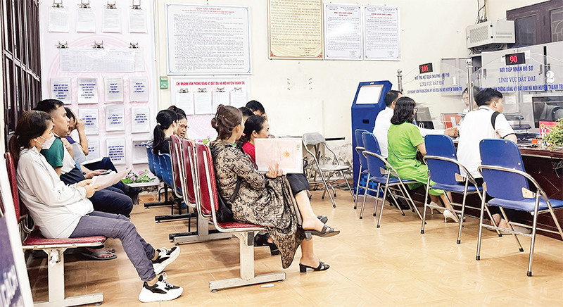 Người dân đến làm thủ tục tại Văn phòng Đăng ký đất đai Hà Nội, chi nhánh huyện Thanh Trì.