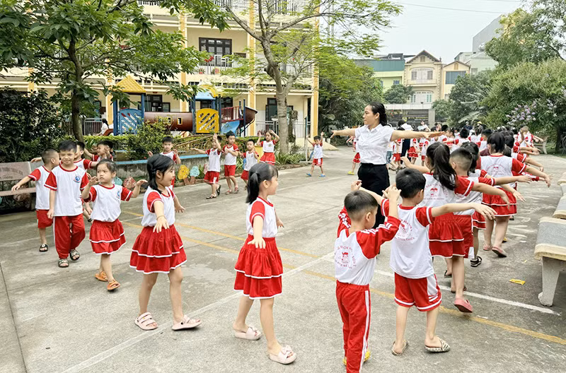 Giờ tập thể dục của cô và học sinh Trường mầm non Hoàn Sơn 2, huyện Tiên Du, Bắc Ninh.