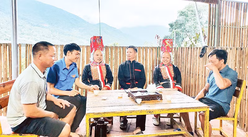 Anh Dường Phúc Thím (thứ 3 từ phải sang) là điển hình làm kinh tế giỏi, vươn lên thoát nghèo ở thôn Khe Tiền, xã Đồng Văn, huyện Bình Liêu, tỉnh Quảng Ninh.