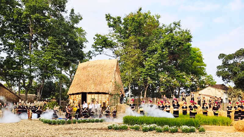 Trình diễn nghệ thuật "Đăk Hà ngày mùa" nhân dịp kỷ niệm 30 năm Ngày thành lập huyện Đăk Hà.