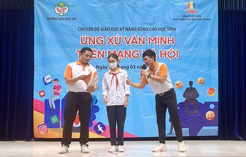 Trường THCS Vĩnh Tuy (Hà Nội) tổ chức chuyên đề giáo dục kỹ năng sống cho học sinh "Ứng xử văn minh trên mạng xã hội".