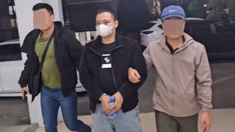 Lực lượng chức năng di lý đối tượng Nguyễn Văn Đức về thành phố Đà Nẵng để tiếp tục điều tra. (Ảnh: Công an cung cấp)