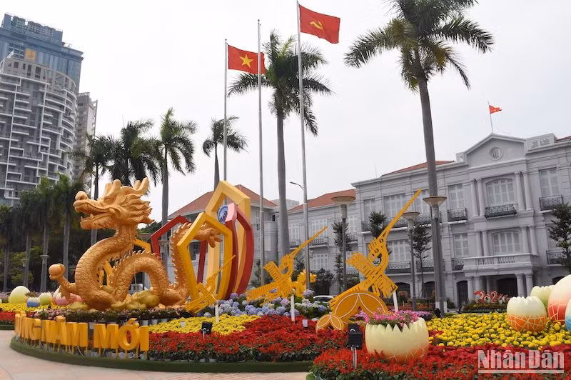 Linh vật rồng ấn tượng tại đường hoa Tết Đà Nẵng năm 2024. (Ảnh ANH ĐÀO)