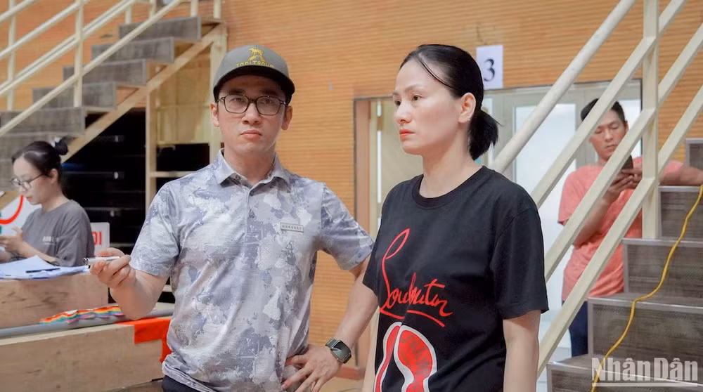 Nghệ sĩ Ưu tú Trần Quang Hào và nghệ sĩ Thu Hoài theo dõi sát sao từng công việc tại các buổi tập luyện, với tất cả tin yêu, nhiệt huyết và đầy sức trẻ, “Asean - Connect to shine bright” sẽ cùng tất cả quý khán giả ngân vang khúc ca chiến thắng, cùng rực sáng ngọn đuốc khát vọng, ngọn đuốc tuổi trẻ ASEAN. (Ảnh ANH ĐÀO)