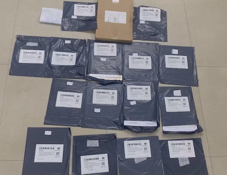 Các gói bưu phẩm chứa giấy tờ, tài liệu giả được “nguỵ trang” để che mắt lực lượng chức năng. (Ảnh: Công an cung cấp)