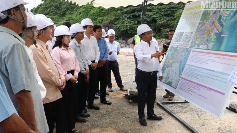 Đoàn công tác Quốc hội kiểm tra tiến độ dự án Cảng Liên Chiểu. (Ảnh: ANH ĐÀO) Đoàn công tác Quốc hội kiểm tra tiến độ dự án Cảng Liên Chiểu. (Ảnh: ANH ĐÀO)