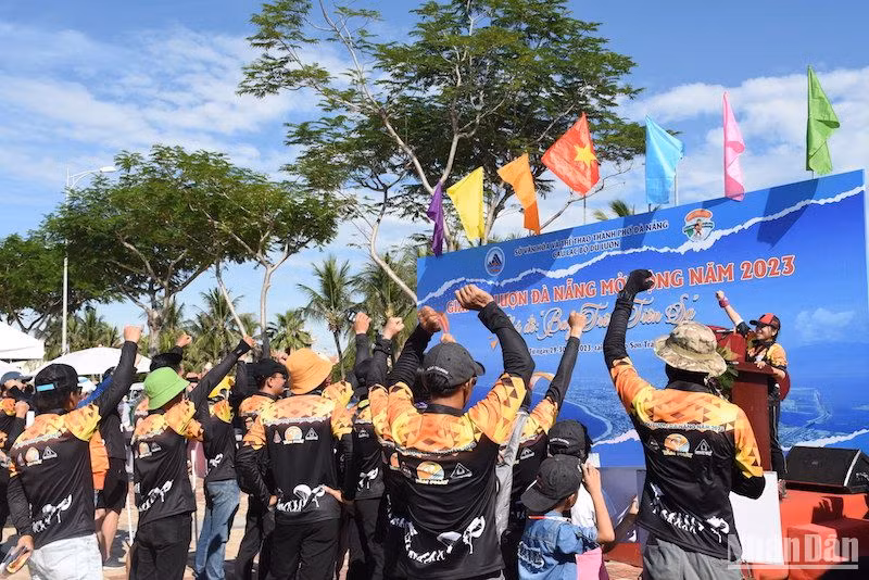 Các vận động viên tuyên thệ trước giờ khai mạc. (Ảnh: ANH ĐÀO)