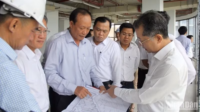 Ngay sau buổi làm việc, Bí thư thành ủy Đà Nẵng Nguyễn Văn Quảng đã đi kiểm tra thực tế tại Dự án Khu Công viên Phần mềm số 2. (Ảnh: ANH ĐÀO)