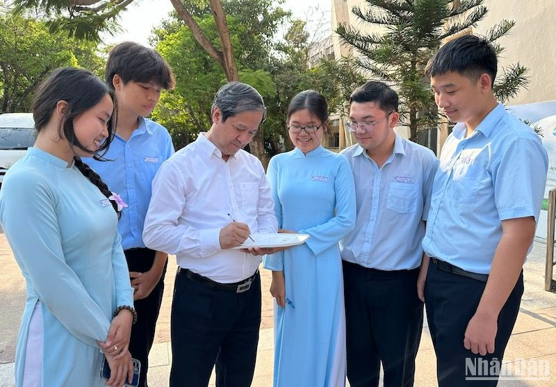 Bộ trưởng Nguyễn Kim Sơn và các em học sinh Trường trung học phổ thông chuyên Lê Quý Đôn, thành phố Đà Nẵng. (Ảnh: ANH ĐÀO)
