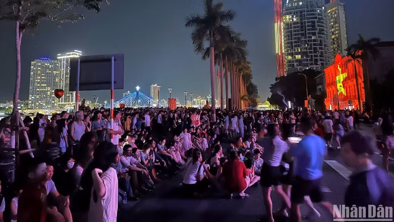 Ủy ban nhân dân thành phố Đà Nẵng sẽ trình chiếu phim 3D Mapping “Câu chuyện Đà Nẵng-The Story of Da Nang” từ ngày 29/4-1/5 để phục vụ người dân, du khách vào hai khung giờ hằng đêm. (Ảnh: ANH ĐÀO)